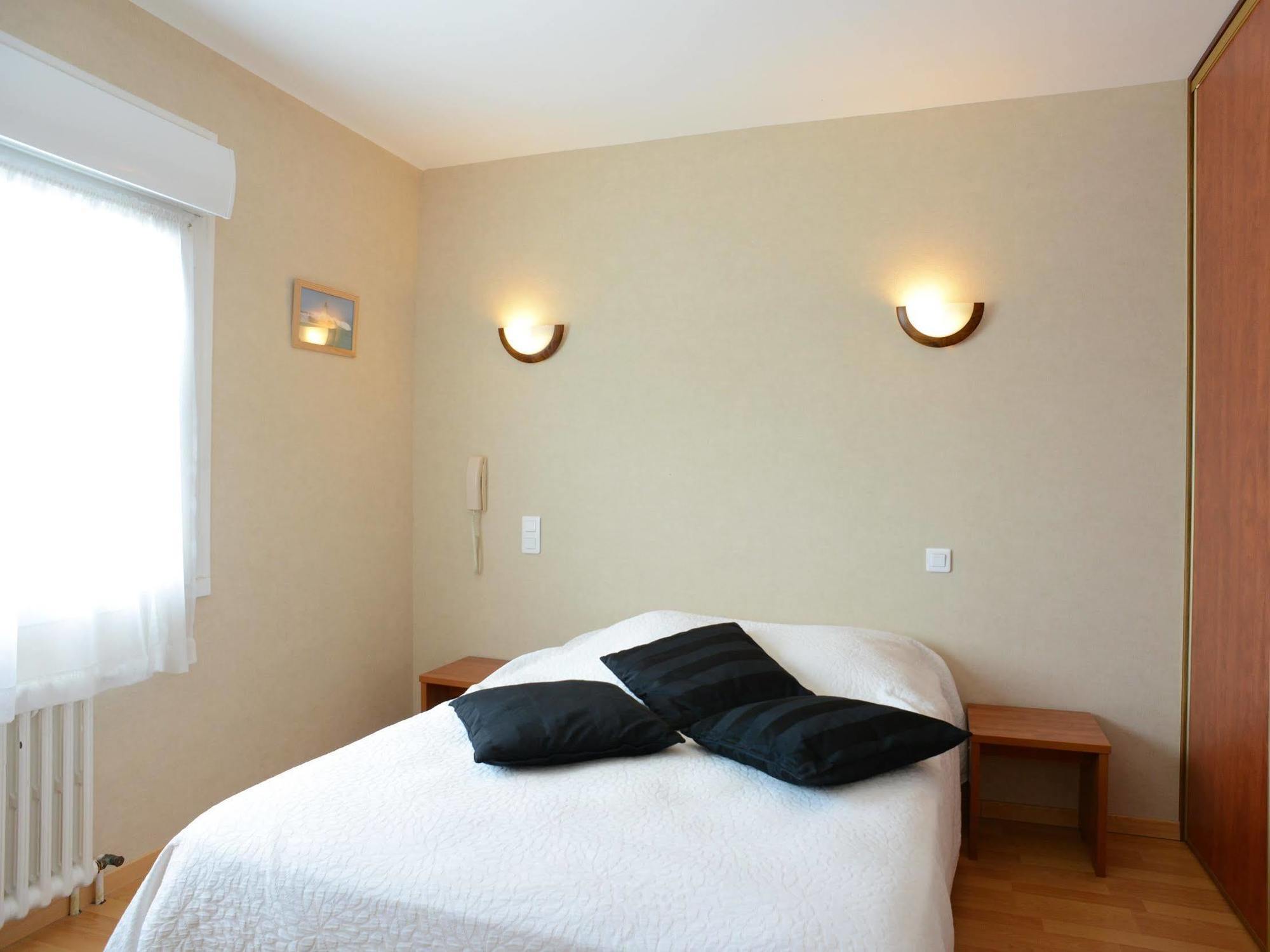 Au P'Tit Quinquin Hotell Le Val-Saint-Père Exteriör bild