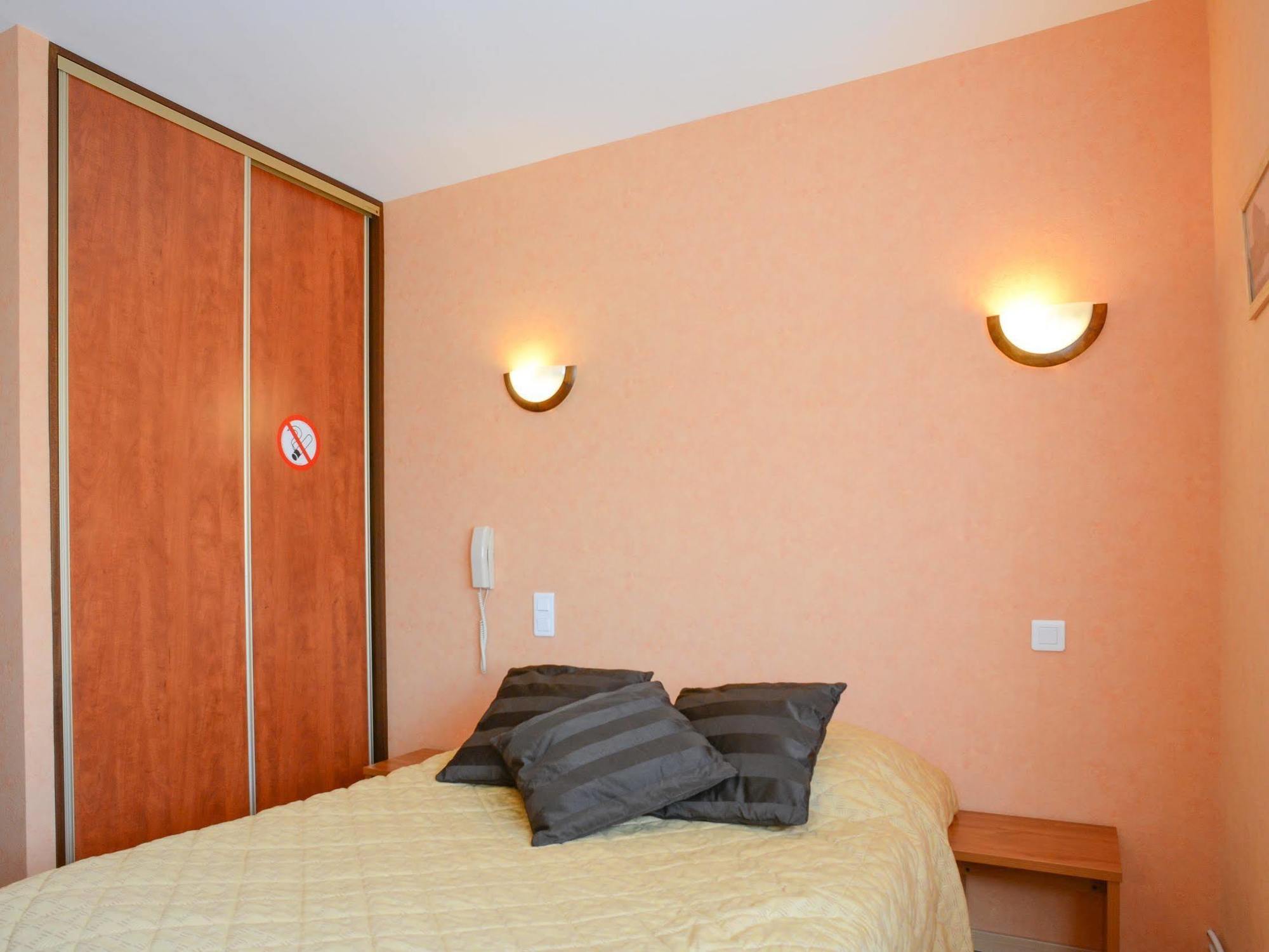 Au P'Tit Quinquin Hotell Le Val-Saint-Père Exteriör bild
